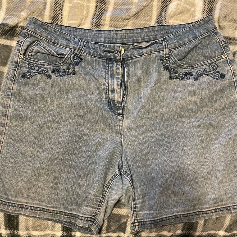 Womens shorts 18W